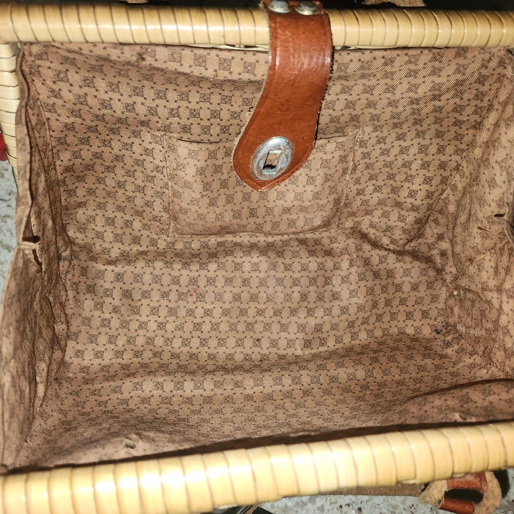 Vintage Elegant Tan Woven Handbag with Brown Accents - Picture 6 of 6